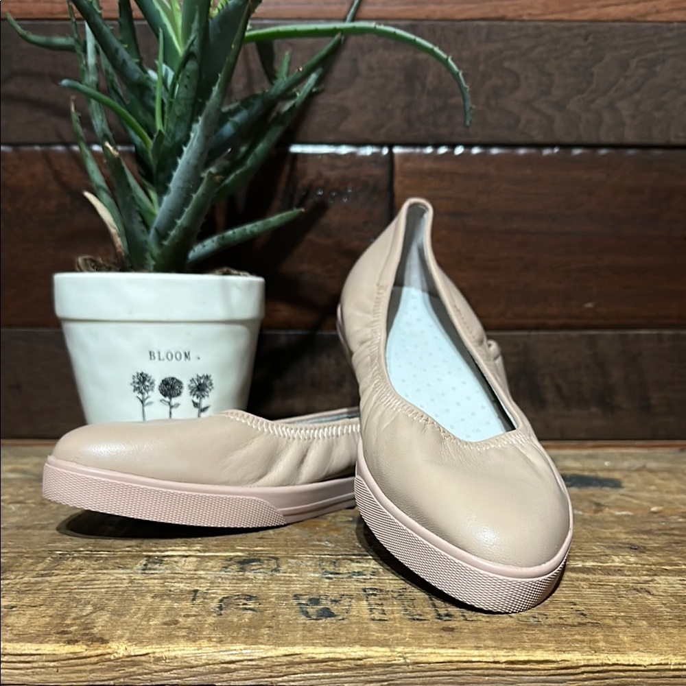 NWOT Lori Goldstein Pinky Beige Leather Ballet Flats